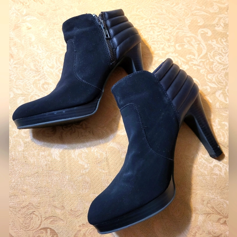 Kenneth Cole Unlisted black faux suede heeled boot  women's 8.5  #1238